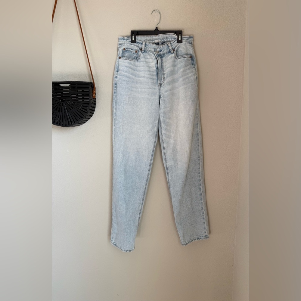 American Eagle Highest Rise Baggy Straight, Light Wash Strigid Jeans, Size 6